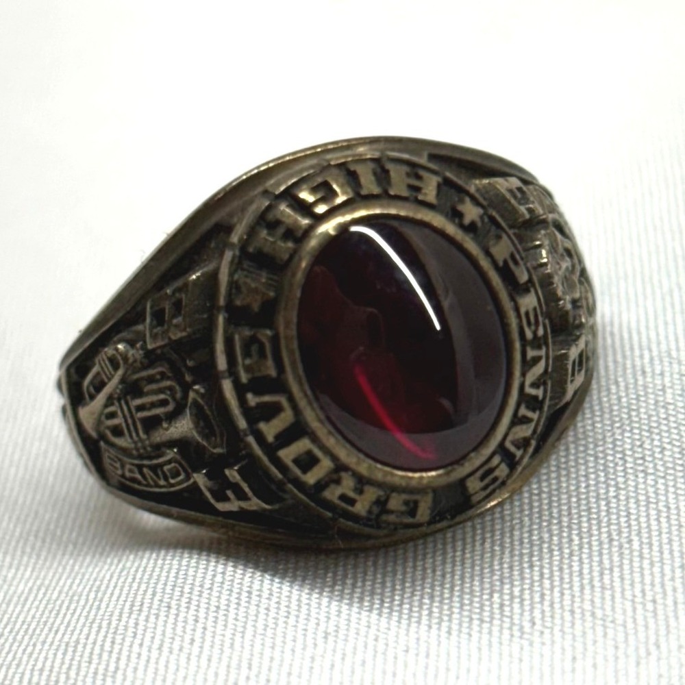 Vintage 1983 Class Ring Unisex Size 8.75 Gold Tone Red Stone Good Band Drama